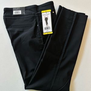 NWT. HILARY RADLEY Built-in tummy control panel
26 in. inseam Size S